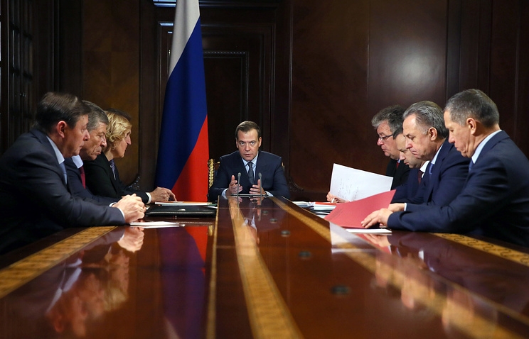 Медведев расширил доступ малого бизнеса к крупным заказам  